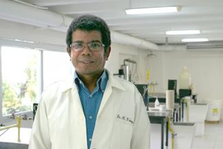 Rafael Vásquez in the FSU Panama Chemistry Lab