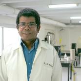 Rafael Vásquez in the FSU Panama Chemistry Lab