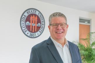 Alonso de la Guardia in front of FSU seal